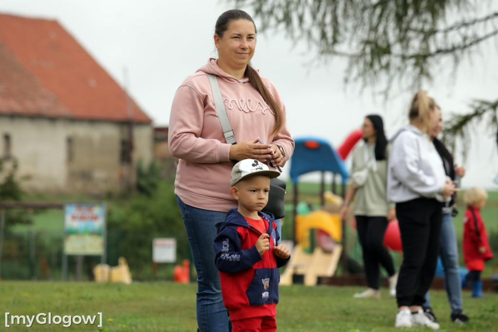 Kopali piłkę i pomagali małemu chłopczykowi