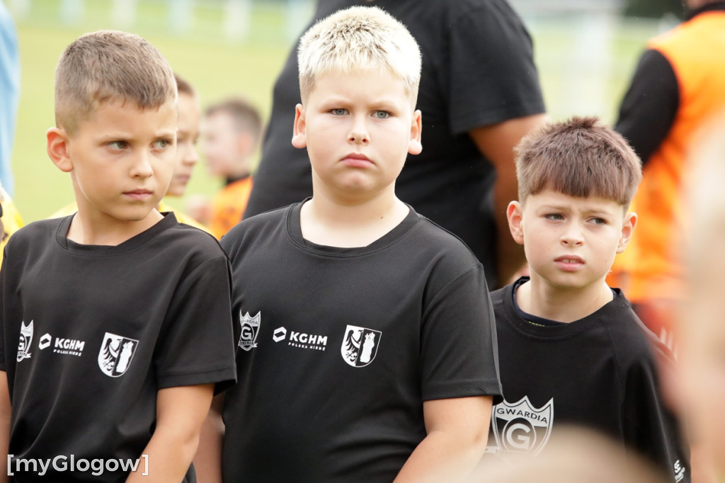 Kopali piłkę i pomagali małemu chłopczykowi