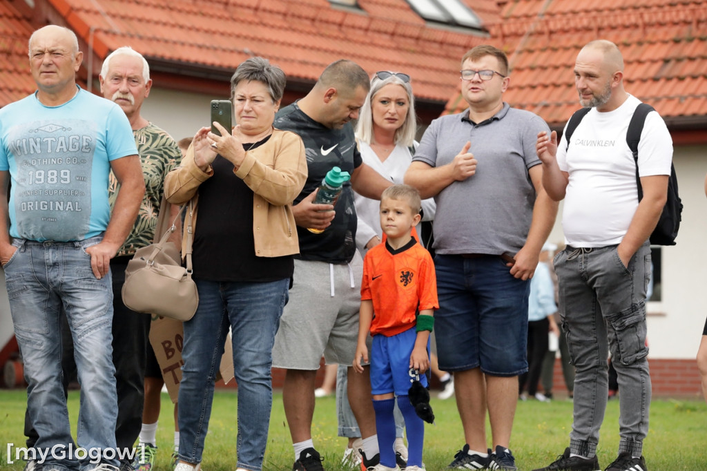Kopali piłkę i pomagali małemu chłopczykowi