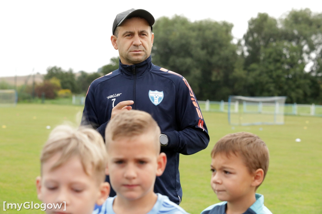 Kopali piłkę i pomagali małemu chłopczykowi
