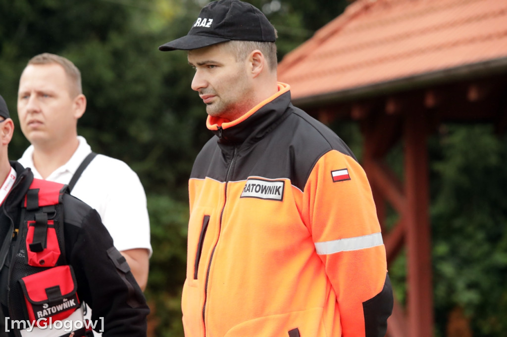 Kopali piłkę i pomagali małemu chłopczykowi