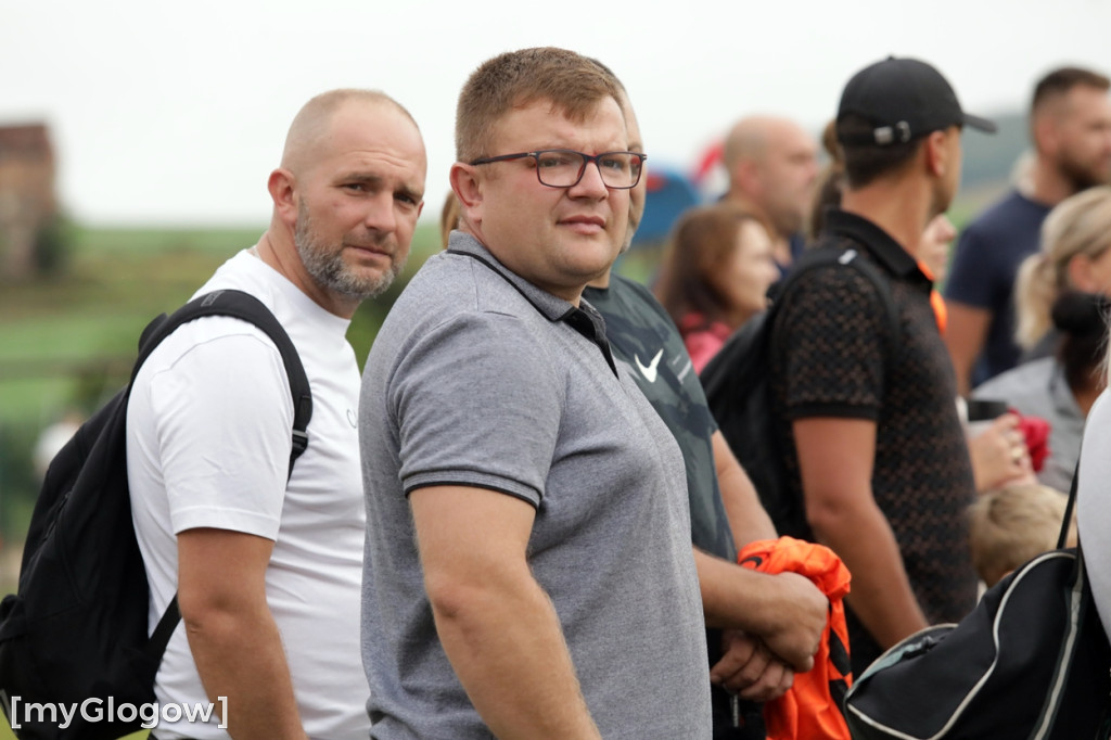 Kopali piłkę i pomagali małemu chłopczykowi
