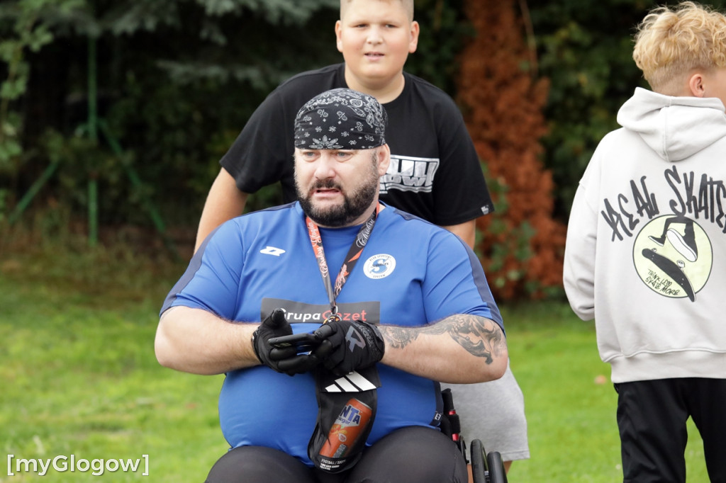 Kopali piłkę i pomagali małemu chłopczykowi