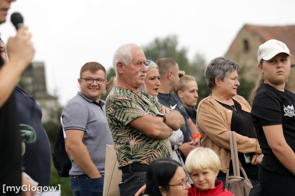 Kopali piłkę i pomagali małemu chłopczykowi