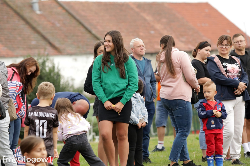 Kopali piłkę i pomagali małemu chłopczykowi