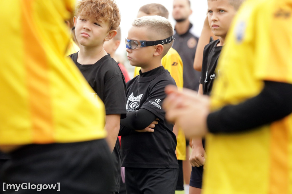 Kopali piłkę i pomagali małemu chłopczykowi