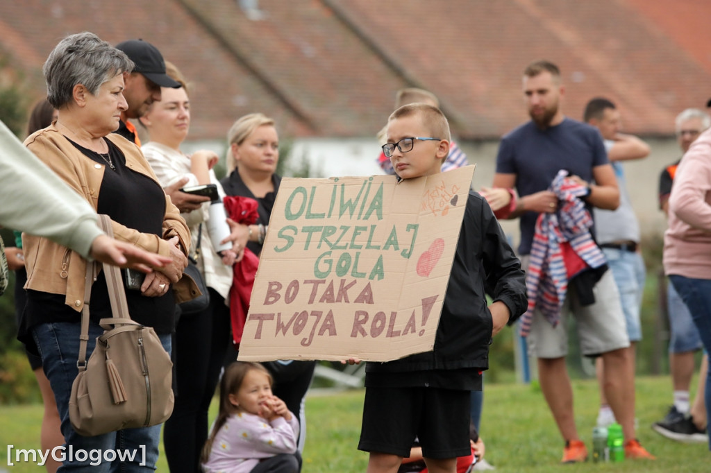 Kopali piłkę i pomagali małemu chłopczykowi