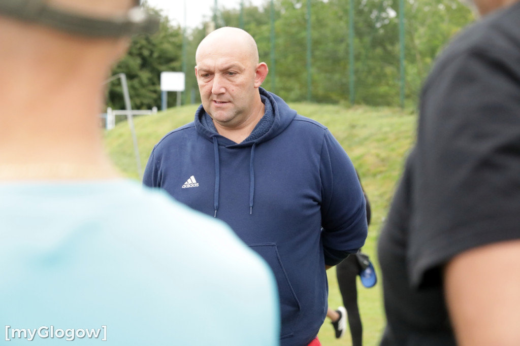 Kopali piłkę i pomagali małemu chłopczykowi