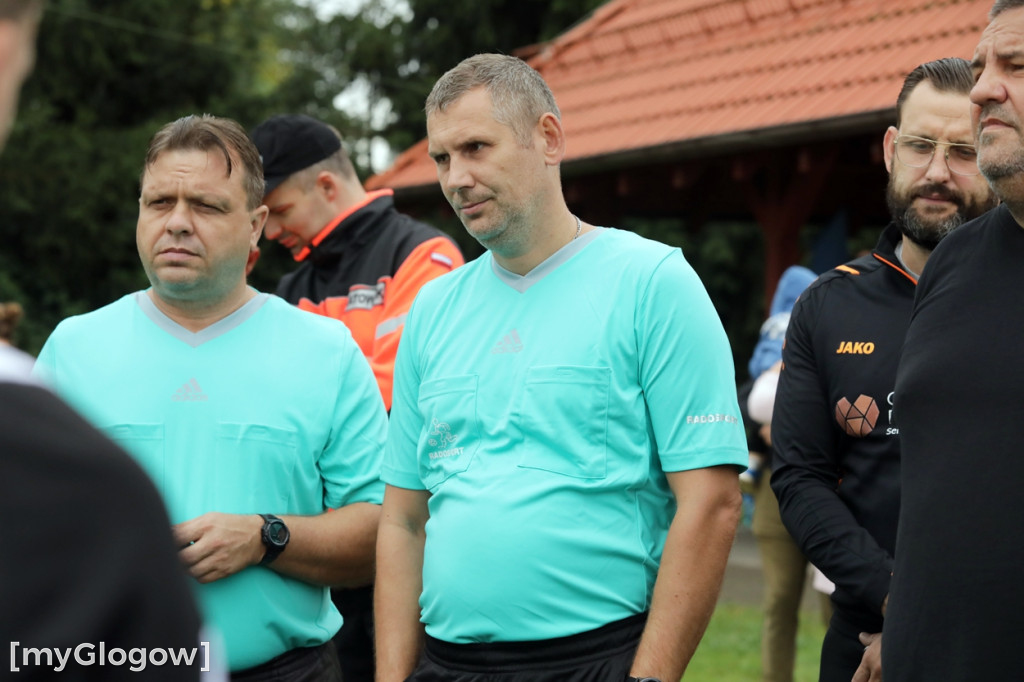 Kopali piłkę i pomagali małemu chłopczykowi