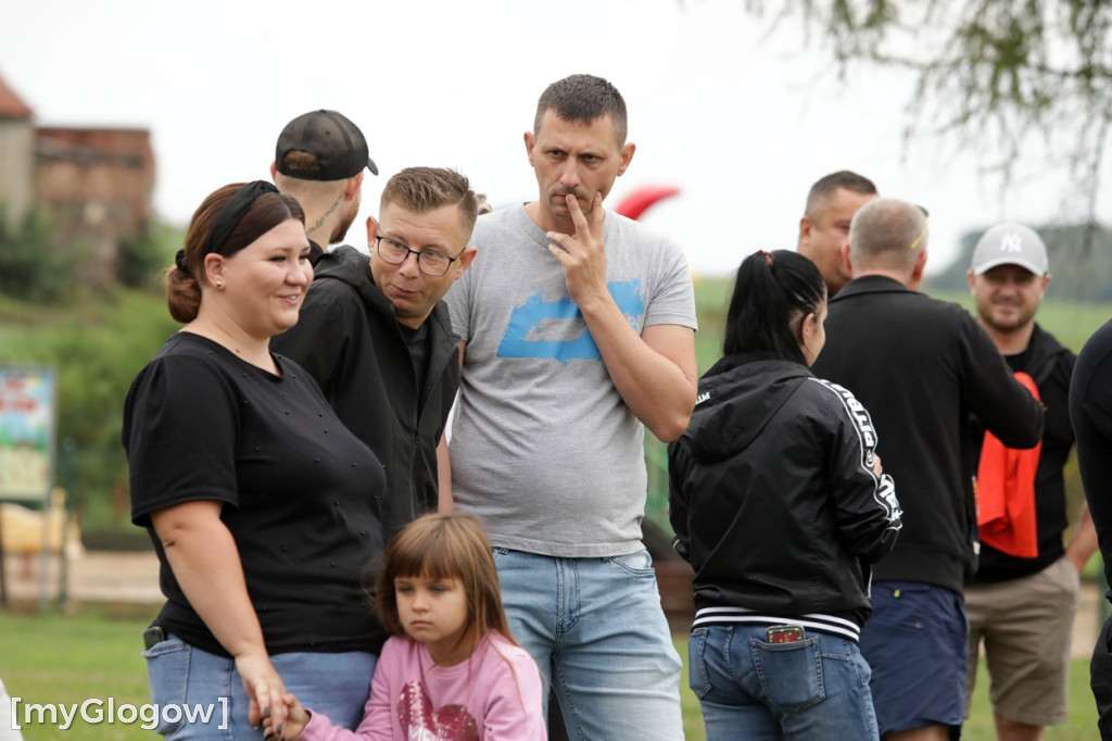 Kopali piłkę i pomagali małemu chłopczykowi