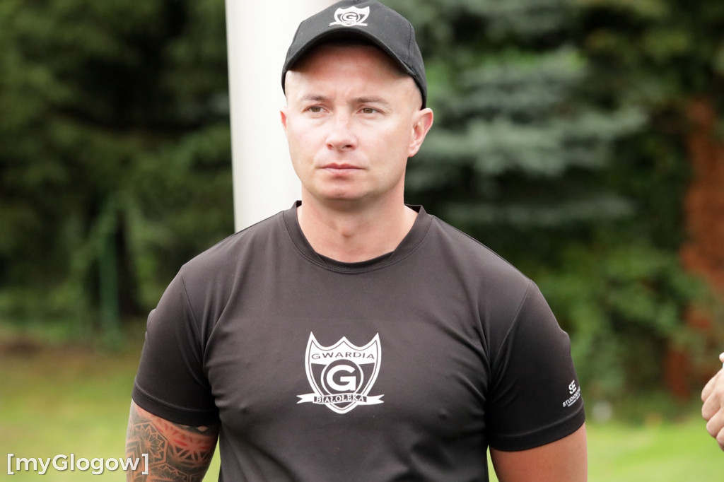 Kopali piłkę i pomagali małemu chłopczykowi