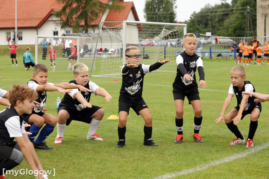 Kopali piłkę i pomagali małemu chłopczykowi