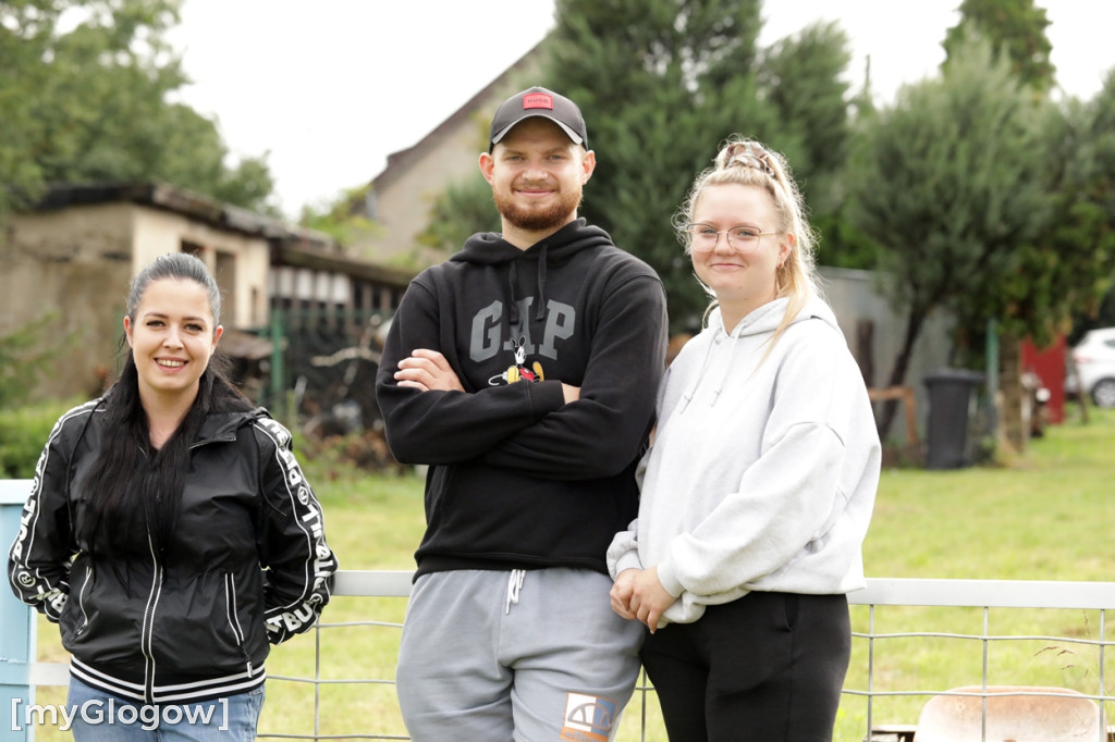 Kopali piłkę i pomagali małemu chłopczykowi
