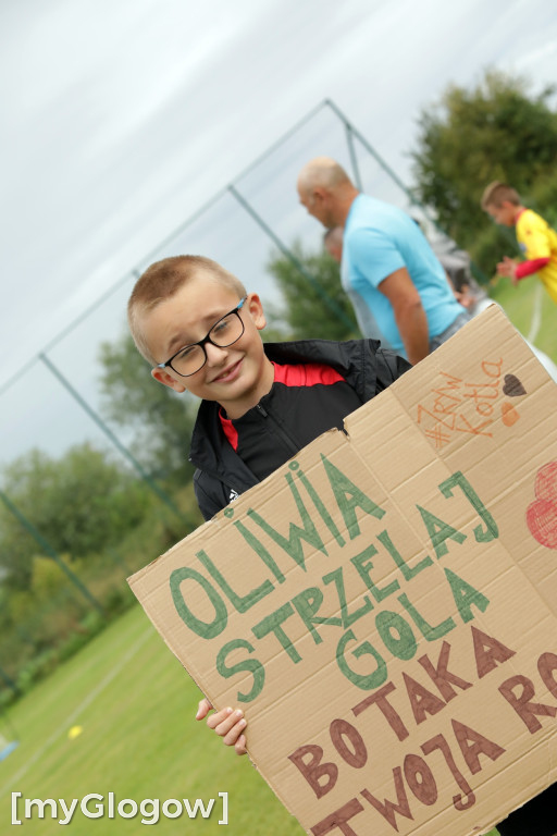 Kopali piłkę i pomagali małemu chłopczykowi