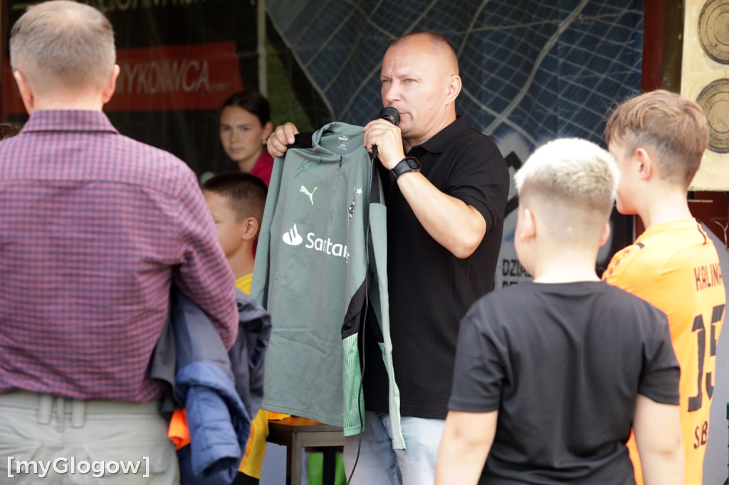 Kopali piłkę i pomagali małemu chłopczykowi