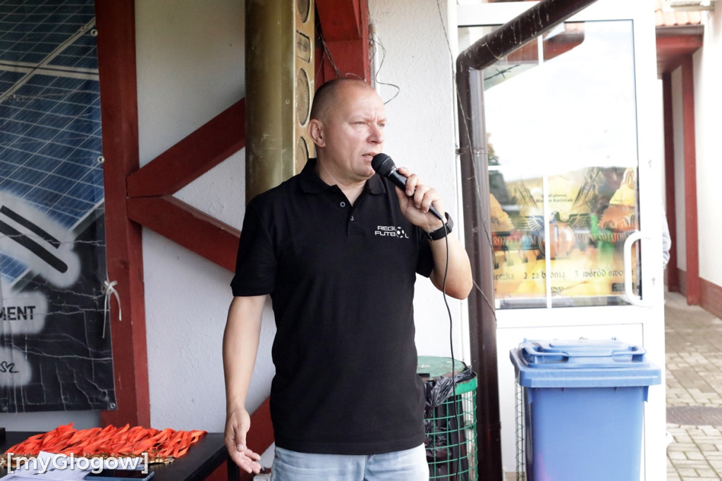 Kopali piłkę i pomagali małemu chłopczykowi