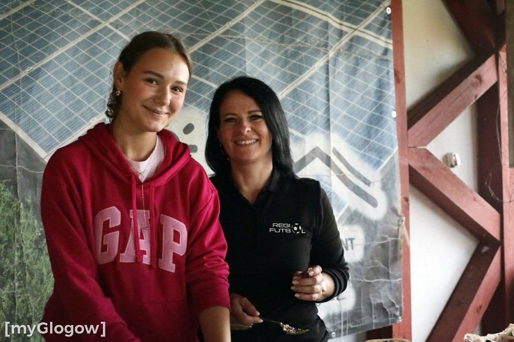 Kopali piłkę i pomagali małemu chłopczykowi