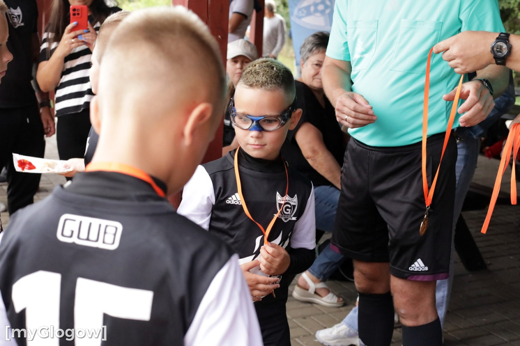 Kopali piłkę i pomagali małemu chłopczykowi