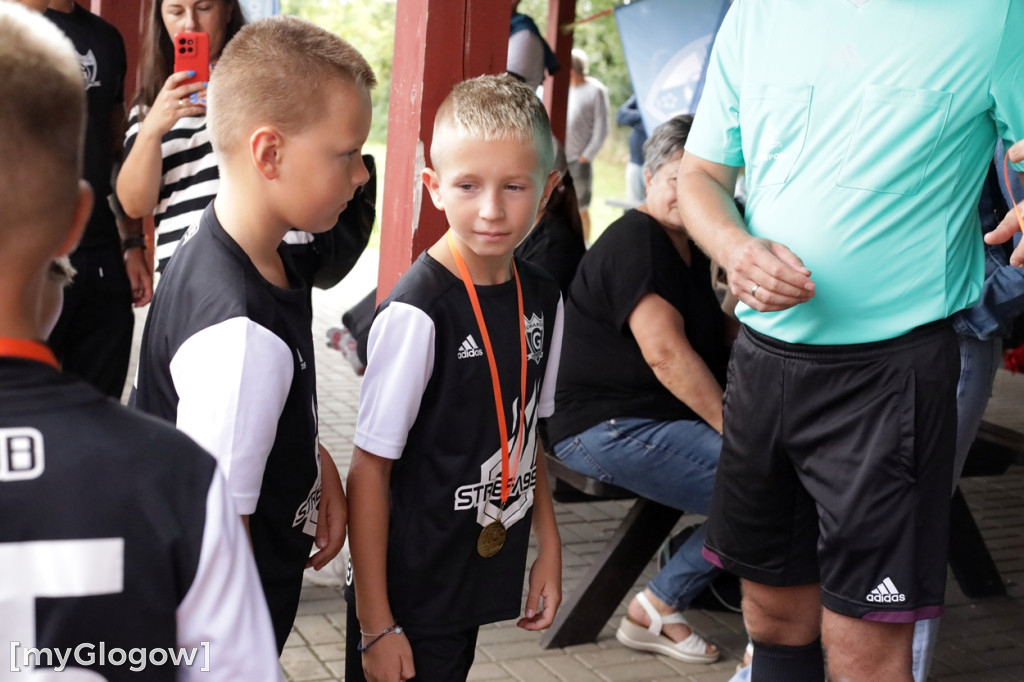 Kopali piłkę i pomagali małemu chłopczykowi