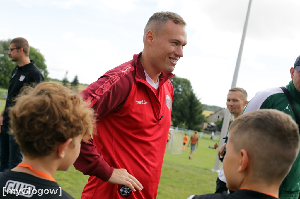 Kopali piłkę i pomagali małemu chłopczykowi