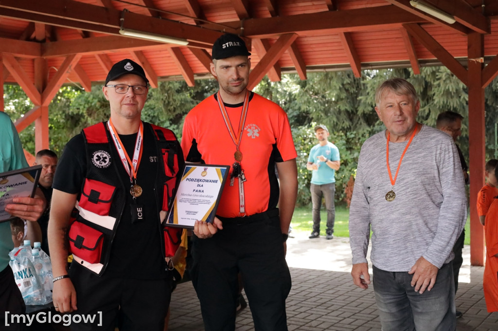Kopali piłkę i pomagali małemu chłopczykowi