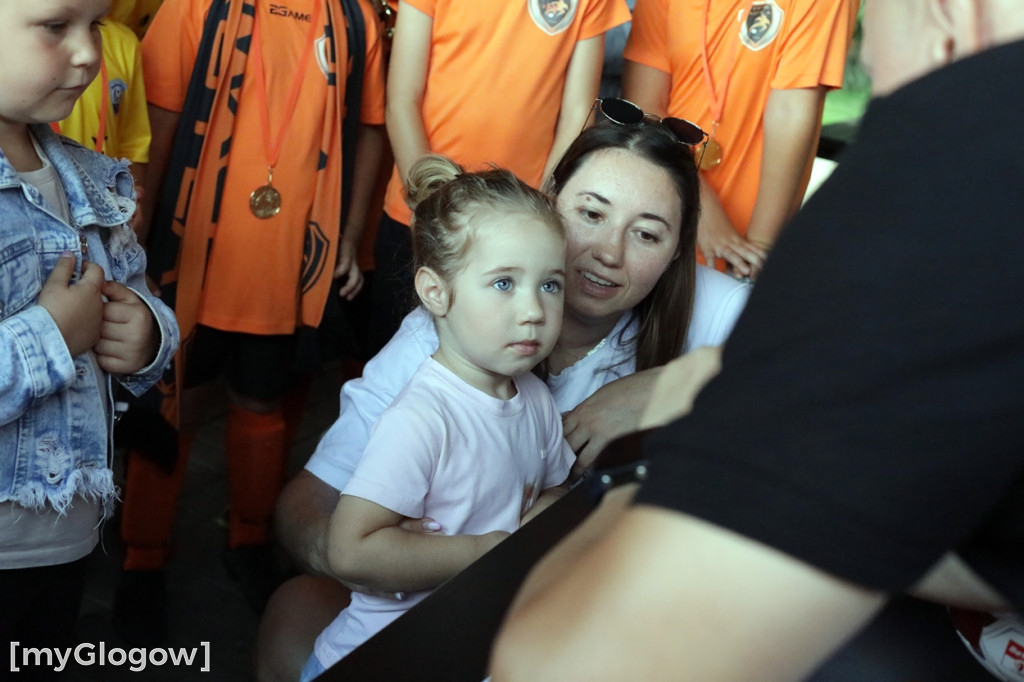 Kopali piłkę i pomagali małemu chłopczykowi