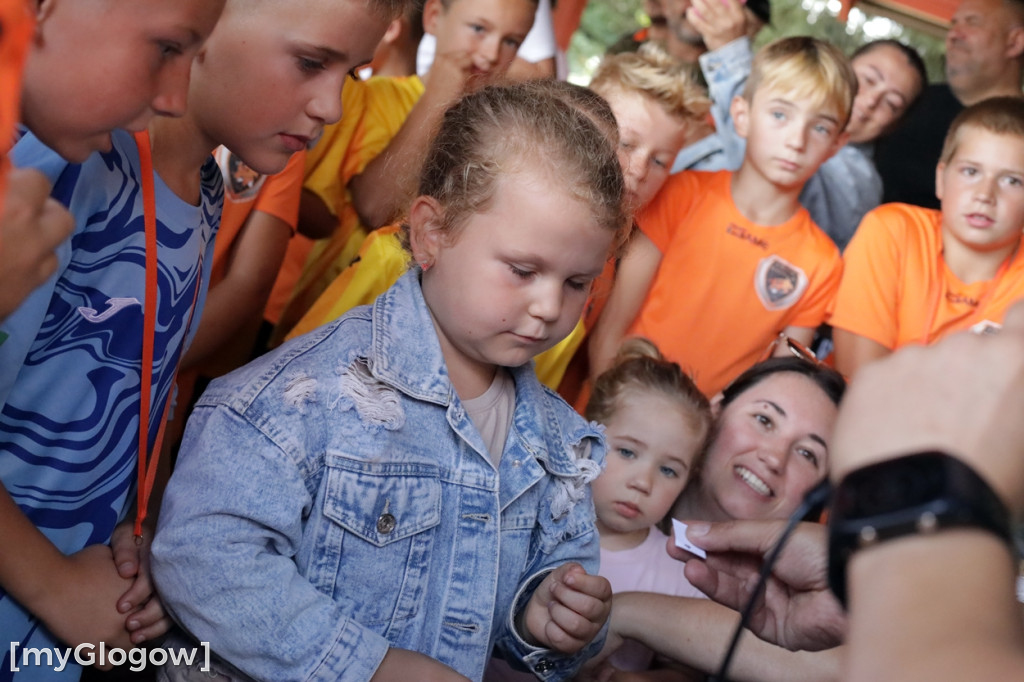 Kopali piłkę i pomagali małemu chłopczykowi