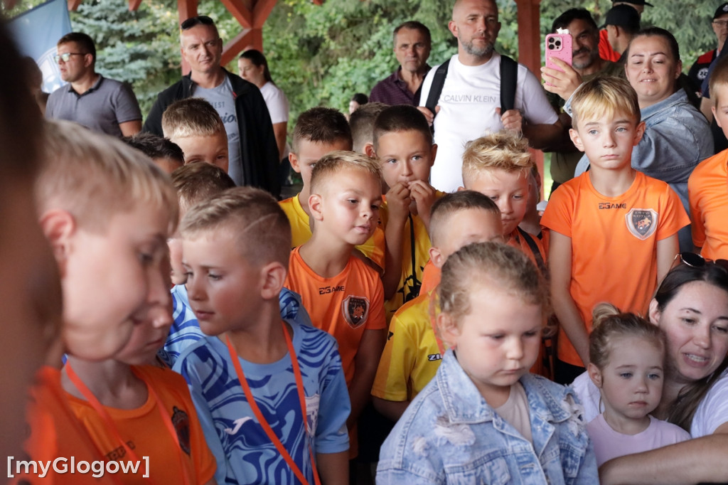 Kopali piłkę i pomagali małemu chłopczykowi