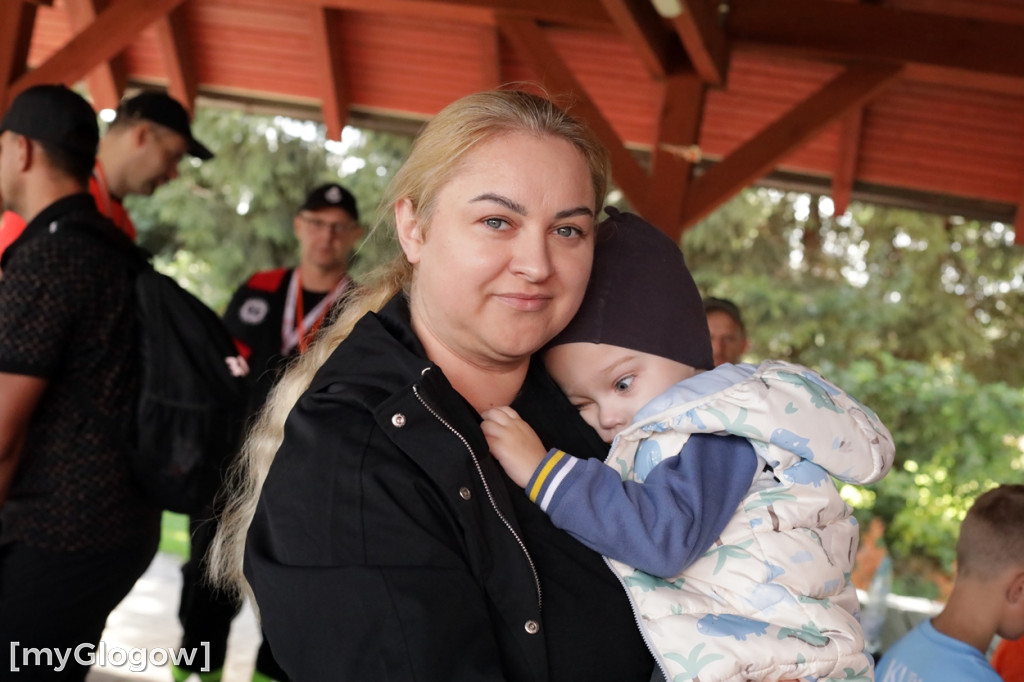 Kopali piłkę i pomagali małemu chłopczykowi