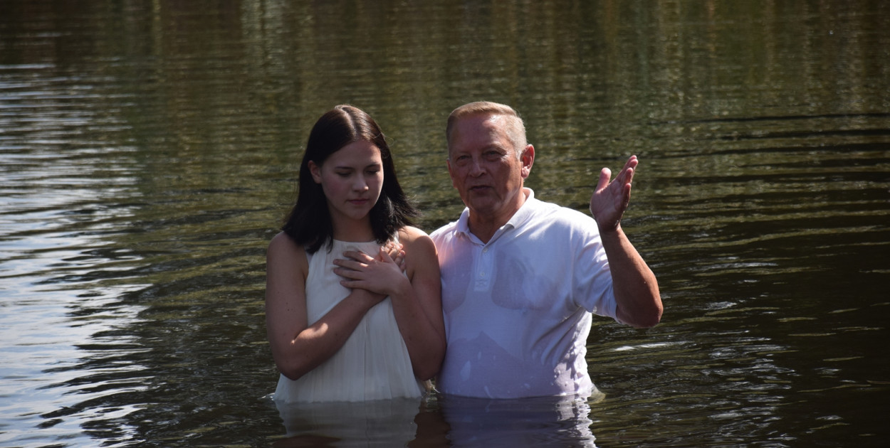 Chrzest przez zanurzenie na stawie w Głogówku