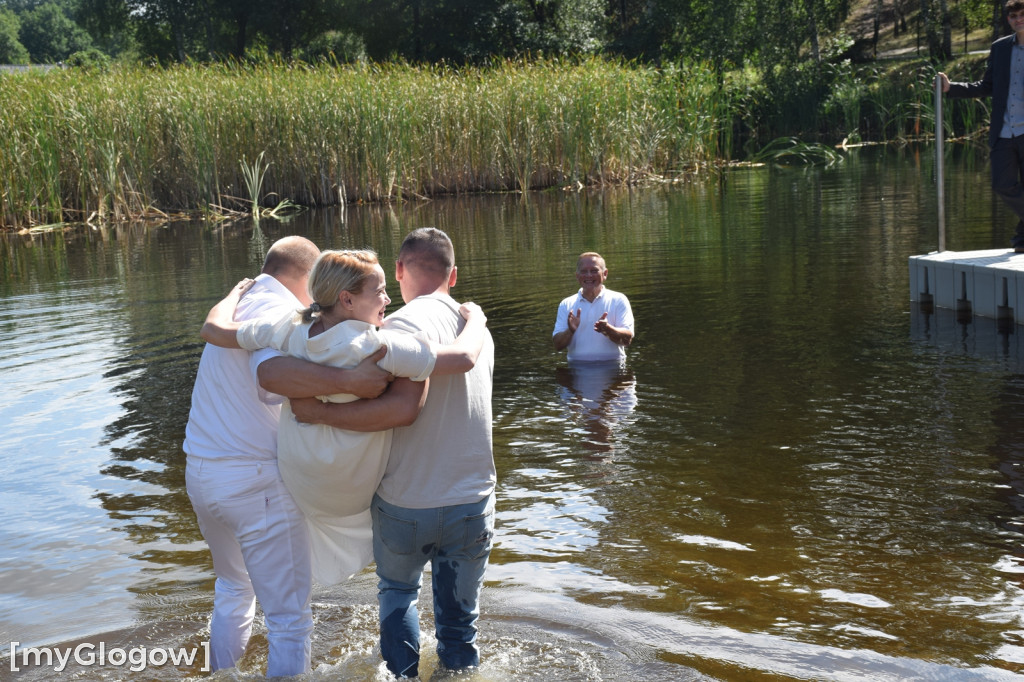Chrzest przez zanurzenie na stawie w Głogówku