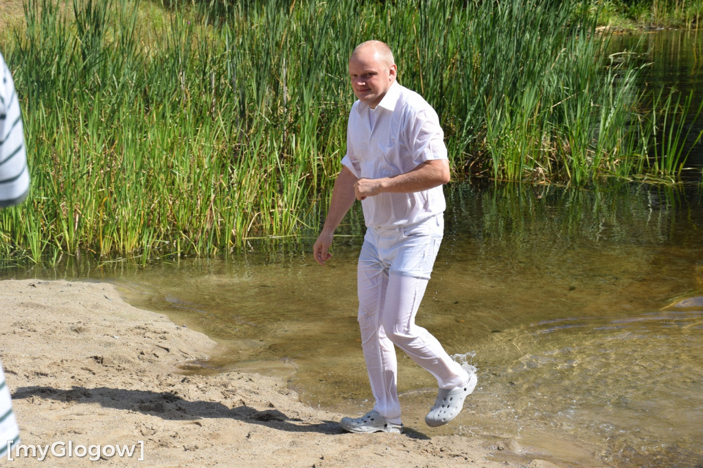 Chrzest przez zanurzenie na stawie w Głogówku