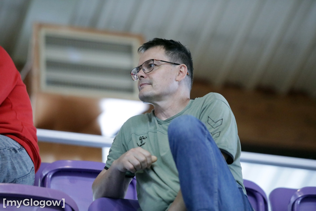 Walka na boisku, doping na trybunach