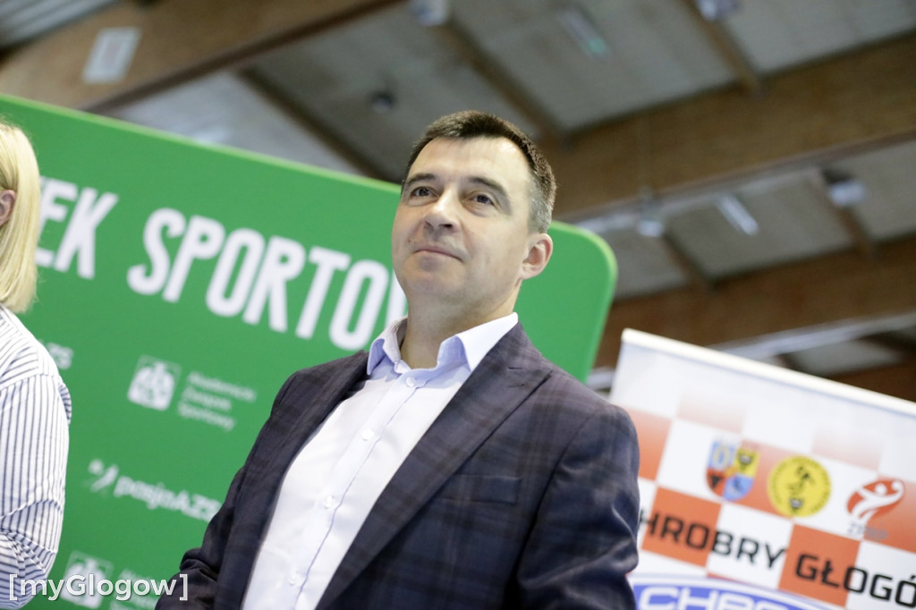 Walka na boisku, doping na trybunach