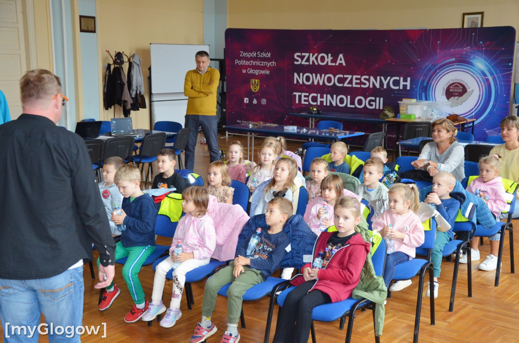 Przedszkolaki na zajęciach w głogowskim mechaniku