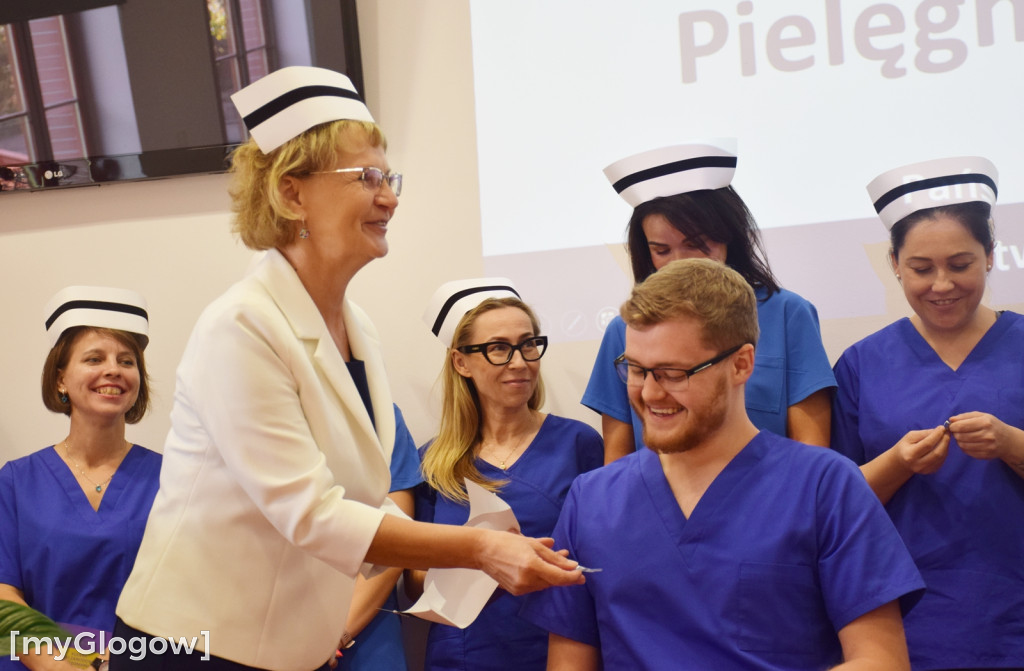 Uroczyste nadanie czepka pielęgniarskiego w PANS