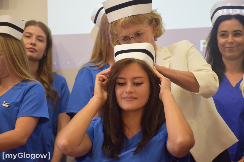 Uroczyste nadanie czepka pielęgniarskiego w PANS