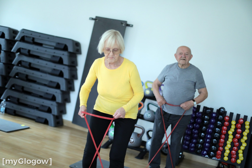 Seniorzy ćwiczą na siłowni