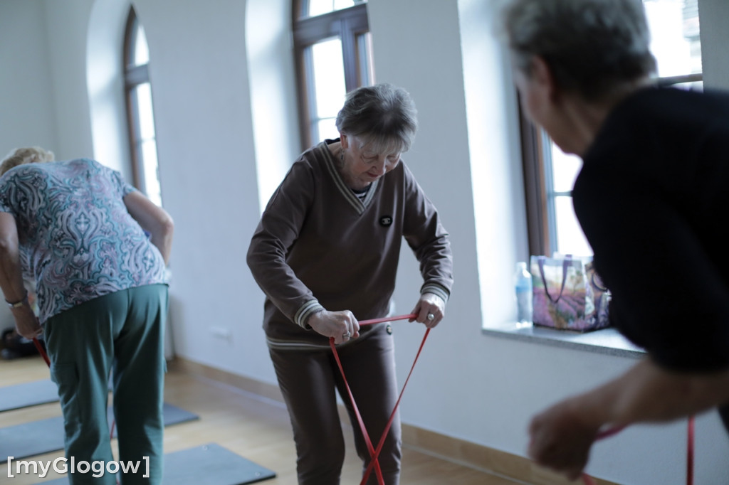 Seniorzy ćwiczą na siłowni
