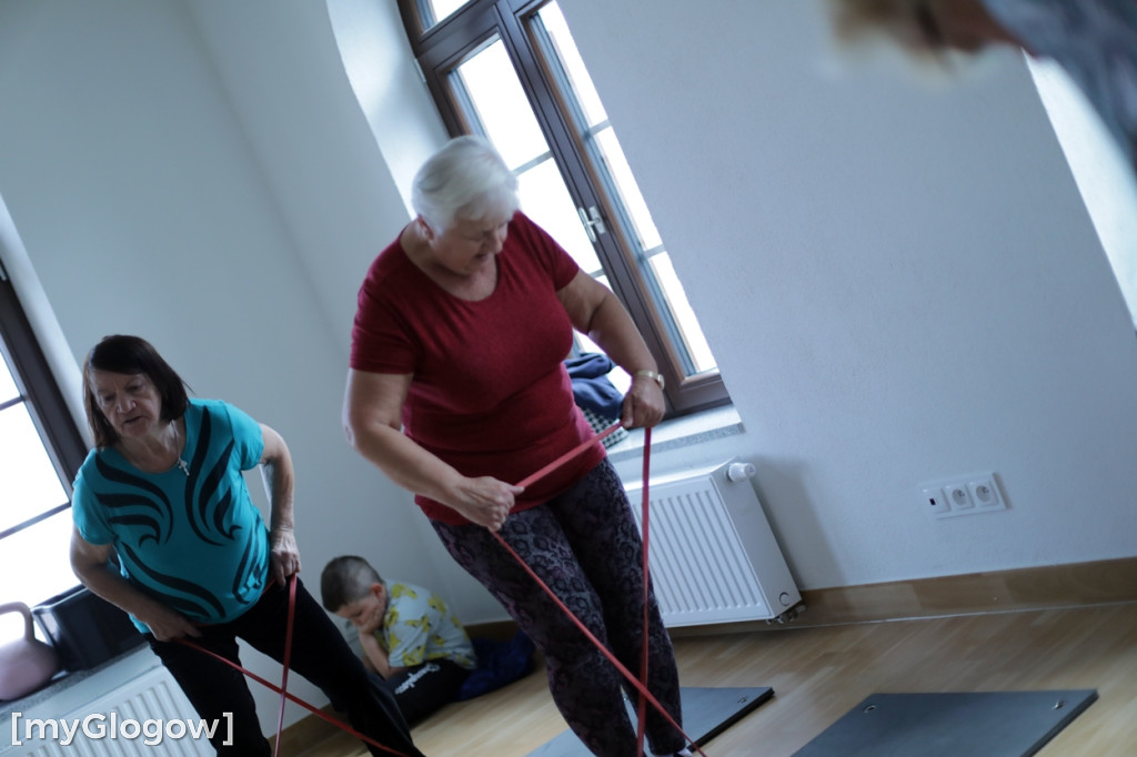 Seniorzy ćwiczą na siłowni