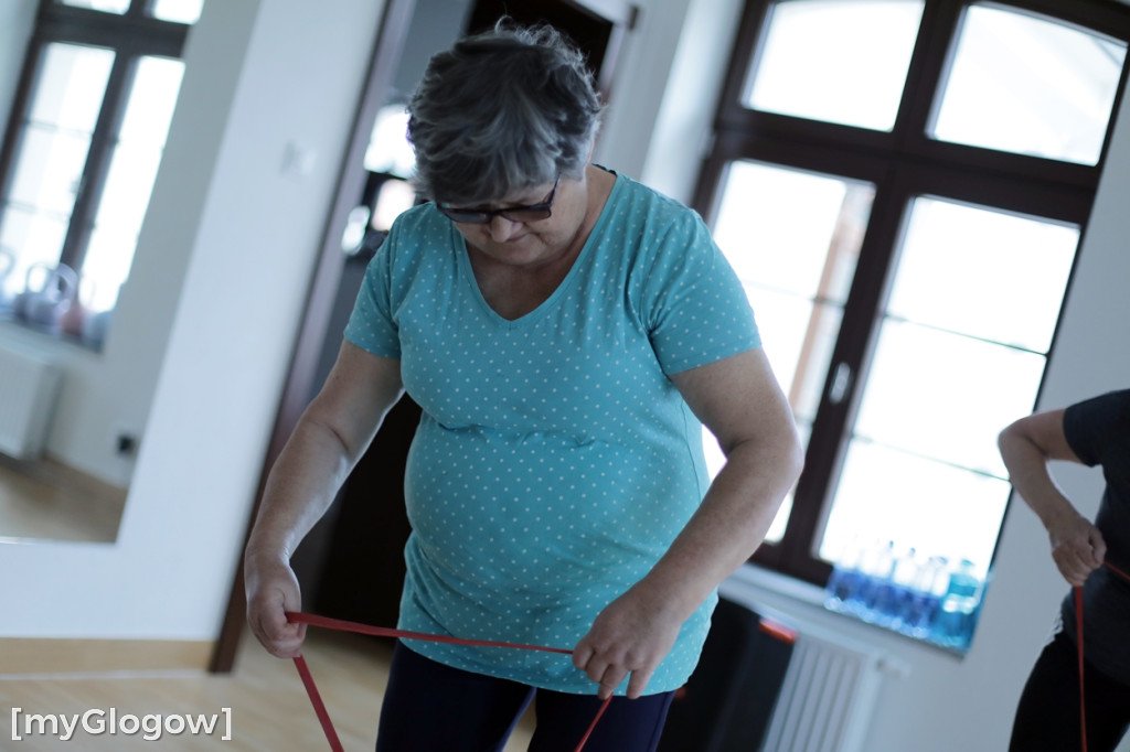 Seniorzy ćwiczą na siłowni
