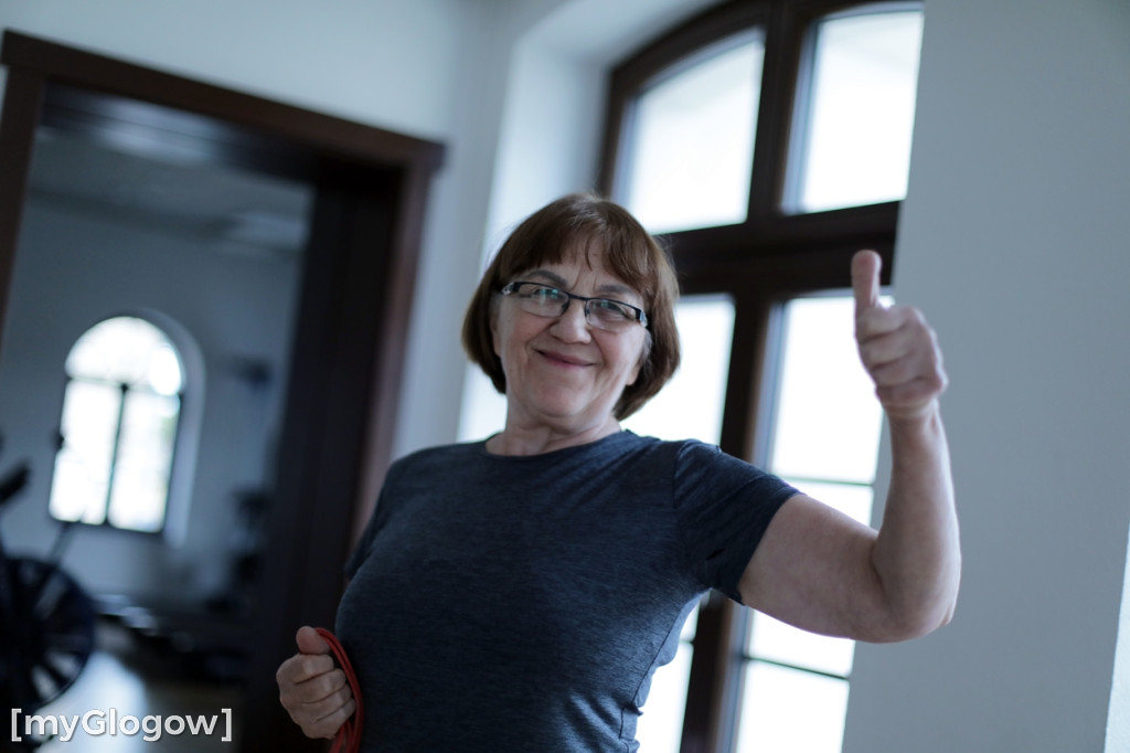 Seniorzy ćwiczą na siłowni