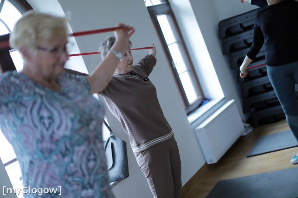 Seniorzy ćwiczą na siłowni
