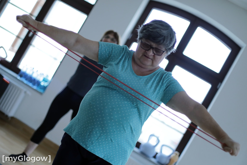 Seniorzy ćwiczą na siłowni