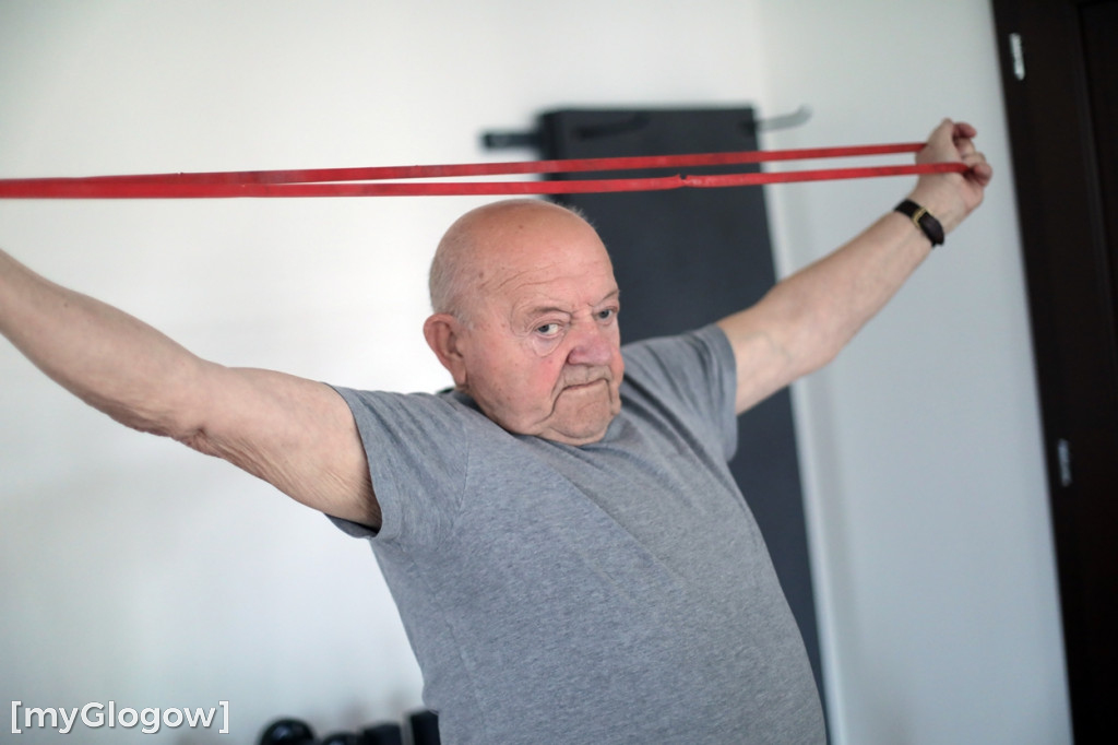 Seniorzy ćwiczą na siłowni