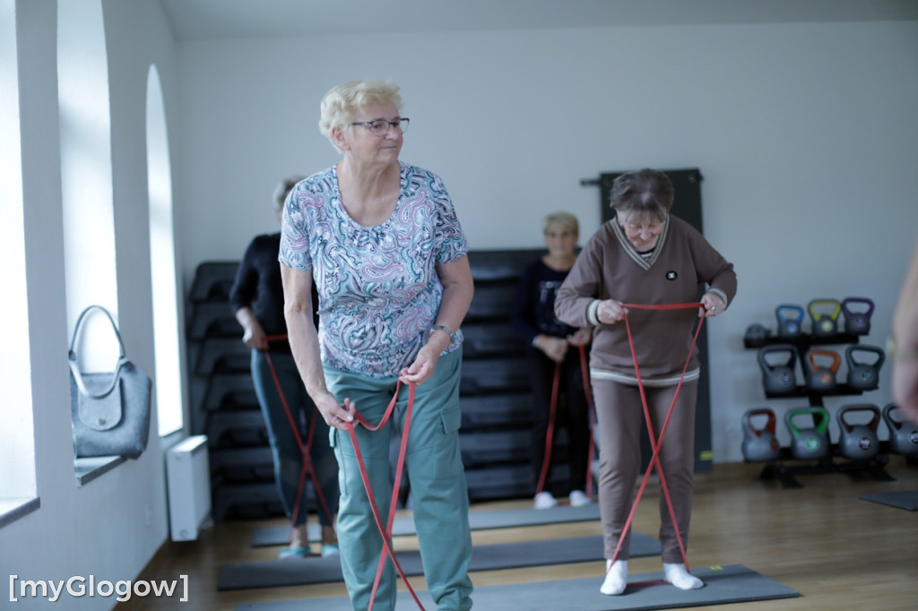 Seniorzy ćwiczą na siłowni