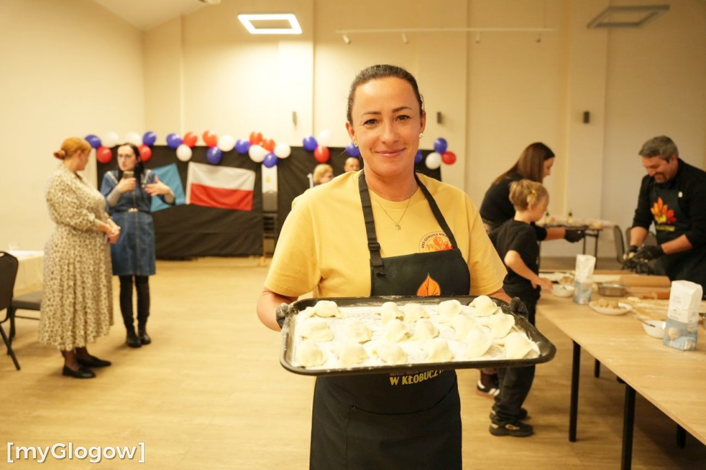 Lepienie pierogów z Chilijczykami