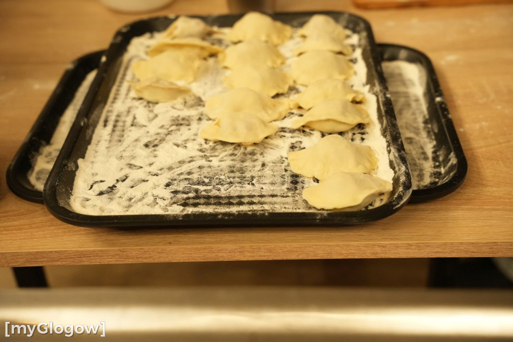 Lepienie pierogów z Chilijczykami