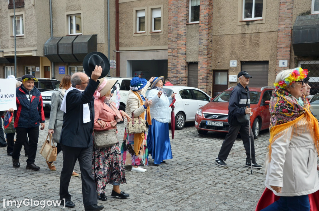 Korowód seniorów w Głogowie