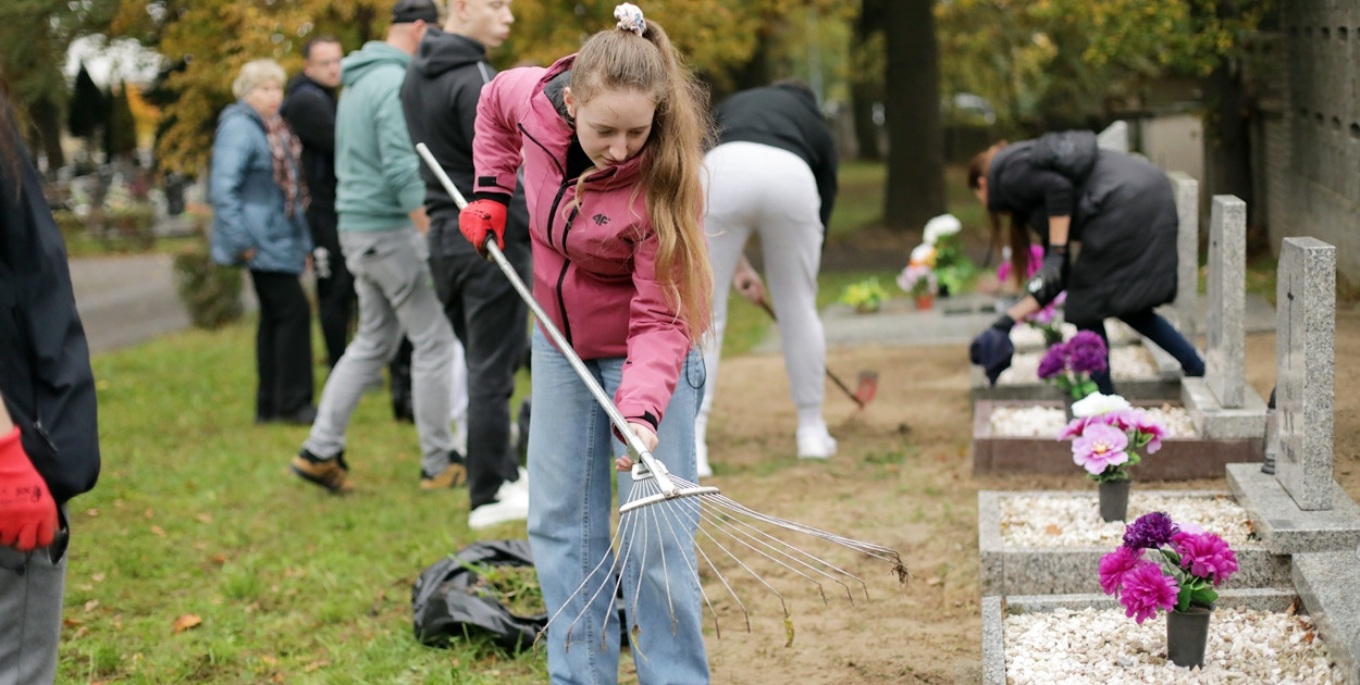 Studenci w Głogowie sprzątali groby